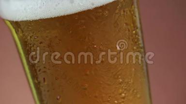 新鲜啤酒与泡沫进入<strong>饮料</strong>品脱杯与冰冻滴，金棕色背景，乐趣和营养食品和<strong>饮料</strong>